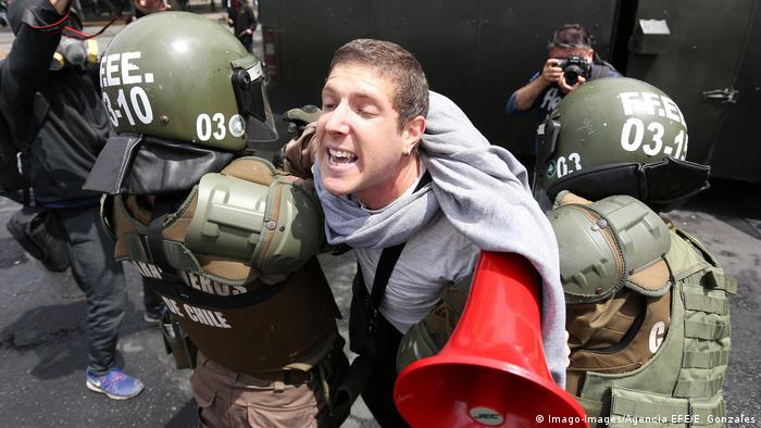 Chile Ausnahmezustand nach Unruhen wegen Fahrpreis-Erhöhungen in Santiago