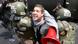 Manifestante siendo detenido por dos policías chilenos Manifestante siendo detenido por dos policías chilenos