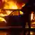 Homem faz foto de carro pegando fogo durante protestos violentos em Santiago