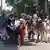 Bangladesch | Menschen tragen einen verletzten nach Zusammenstößen zwischen Polizei und Demonstranten