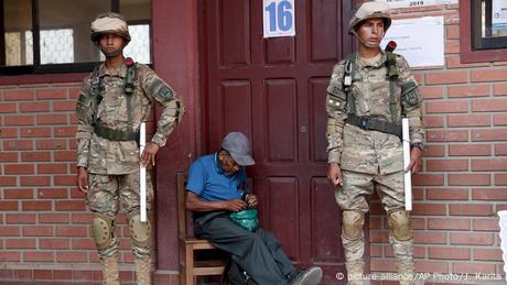 Militares resguardan un local de votación en Chapare, Bolivia.