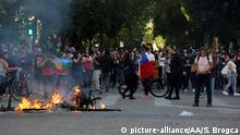 20.10.2019
SANTIAGO, CHILE - OCTOBER 20: People protest at the streets near the presidential palace on the third day of social riots in Chile on October 20, 2019. A state of emergency has been declared in ChileÄôs capital Santiago after demonstrations against a rise in metro fares turned into act of violence.
Sebastian Brogca / Anadolu Agency | Keine Weitergabe an Wiederverkäufer.