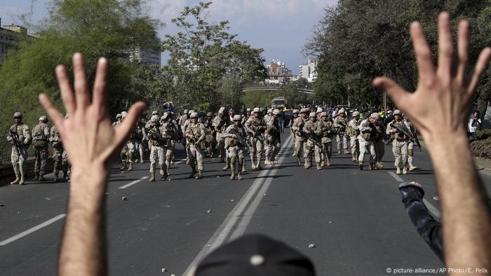Manifestantes y soldados en las calles de Santiago de Chile