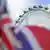 Das große Aussichts-Riesenrad "London-eye" ist in London hinter einer britischen Fahne zu sehen. 