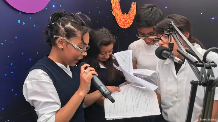 Artikelbild Weltzeit 4-2019: Hoffnung aus dem Weltraum-Studio: mobiles Studio von Radio Sónica, Guatemala