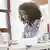 Symbolbild Afrikanische Frau arbeitet im Büro, Deutschland