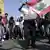 Manifestantes dançam ordem em protesto em Beirute