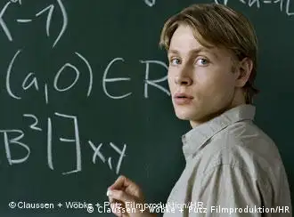 Junger Mann vor Uni-Tafel Szene aus 13 Semester (©2009 Claussen + Wöbke + Putz Filmproduktion GmbH / Hessischer Rundfunk)