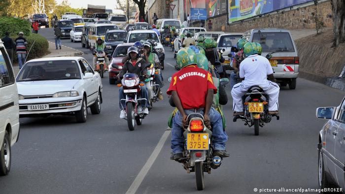 Afrika | Motorradfahrer mit einem Trikot der deutschen Fußball-Nationalmannschaft in Ruanda