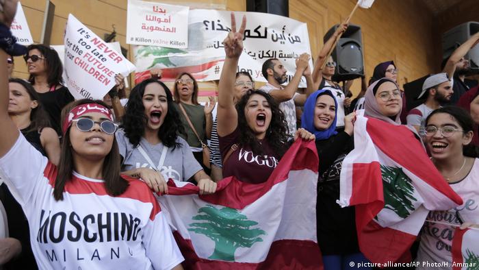 محتجات لبنانيات يعتصمن ضد الحكومة اللبنانية، ويظهرن (في الصورة) رافعات شعارات منددة بالوضع الاقتصادي اللبناني، ومتسائلات عن مصدر ثروة المسؤولين اللبنانيين.