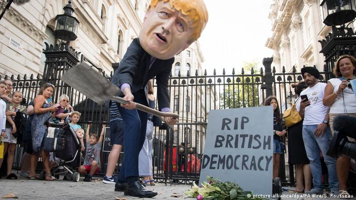 Symbolbild Grabstein mit der Aufschrift «RIP British Democracy»