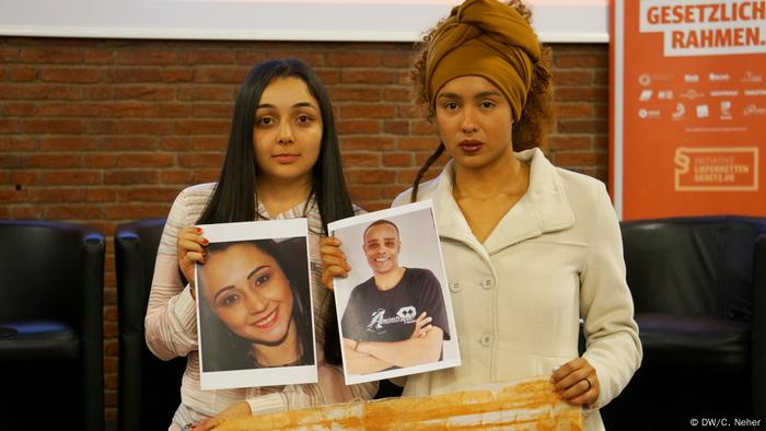 Angélica Andrade e Marcela Rodrigues seguram fotos de parentes mortos no desastre
