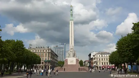 Freedom Monument in Riga on a cloudy day (picture-alliance)