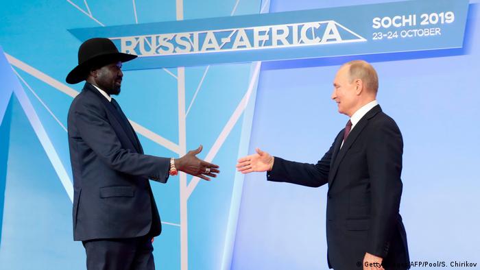South Sudanese President Salva Kiir Mayardit (l.) and Russian President Putin