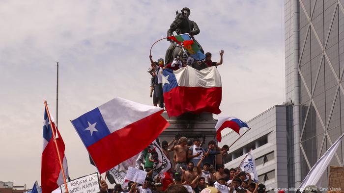 Una nueva Constitución podría cambiar la lógica de mercado dándole un mayor rol subsidiario al estado, como esperan los manifestantes.