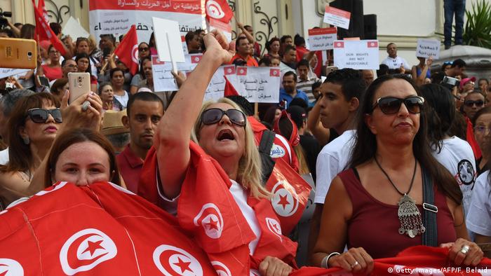إعلان تونس عن قانون المساواة في الميراث أطلق حوارا امتدت إلى مصر حول الثوابت الدينية.