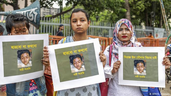 Жінки тримають фото вбитої школярки Нусрат Джахан Рафі під час протестів у квітні