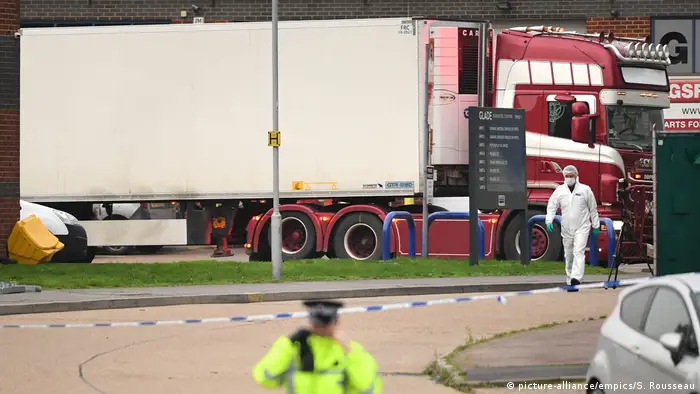 Großbritannien Grays 39 Tote in Container entdeckt (picture-alliance/empics/S. Rousseau)