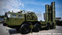 Russian S-400 anti-aircraft missile launching system is displayed at the exposition field in Kubinka Patriot Park outside Moscow on August 22, 2017 during the first day of the International Military-Technical Forum Army-2017. / AFP PHOTO / Alexander NEMENOV (Photo credit should read ALEXANDER NEMENOV/AFP/Getty Images)