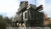 5635238 12.09.2018 In this handout video grab made from a footage released by Russian Defence Ministry, Pantsir-S air defense missile system is prepared for exercises of the Air Defence Forces, as part of Vostok-2018 (East-2018) drills, Chukotka Region, Russia, September 12, 2018. Vostok-2018 (East-2018) drills are the biggest since a Soviet military exercise, Zapad-81 (West-81) which took place in 1981. The image is a handout courtesy of a third party. Editorial use only, no archive, no commercial use.
Russian Defence Ministry / Sputnik Foto: Russian Defence Ministry/Sputnik/dpa |