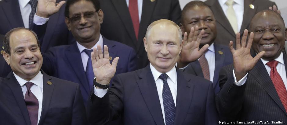 Putin ao lado de líderes afircanos em 2019, durante a primeira Cúpula Rússia-África