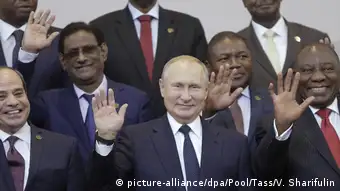 Vladimir Poutine (au centre), en compagnie de dirigeants africains, lors du premier sommet Russie-Afrique à Sotchi en octobre 2019