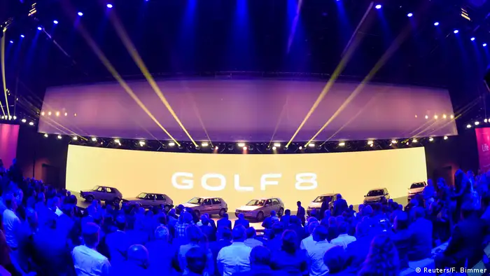 Deutschland Wolfsburg | Volkswagen neuer Golf 8 - ALTE MODELLE auf Bühne