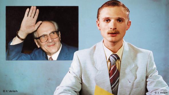 Junger Mann als Nachrichtensprecher mit Honecker-Bild im Hintergrund - Szene aus Good Bye, Lenin! (Foto: AP Photo/X-Filme, HO) Filmszene aus Good Bye, Lenin.