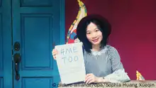 HANDOUT - Die chinesische Journalistin Sophia Huang Xueqin steht am 17.10.2017 an einer Hauswand in Singapur (Singapur) und hält ein Schild mit dem Slogan «#MeToo». Huang hat eine Internet-Plattform ins Leben gerufen, auf der Frauen von sexueller Belästigung berichten.     (zu dpa «Das Schweigen brechen: Eine Frau versucht, #MeToo nach China zu holen» vom 08.02.2018 - ACHTUNG: Verwendung nur zu redaktionellen Zwecken in Verbindung mit der Berichterstattung über die genannte Internet-Plattform bei vollständiger Quellenangabe «Sophia Huang Xueqin/dpa») Foto: Sophia Huang Xueqin/dpa +++(c) dpa - Bildfunk+++ |