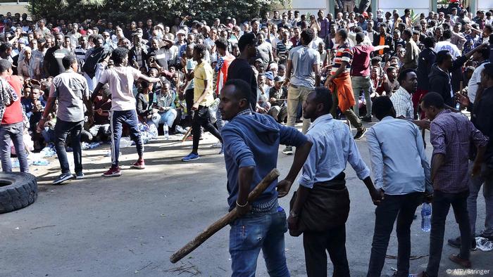 Unterstützer von Jawar Mohammed versammeln sich in Addis Abeba