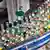 Mehrwegflaschen aus Glas auf einem Laufband in der Fritz-Kola Abfüllanlage in Wagenfeld