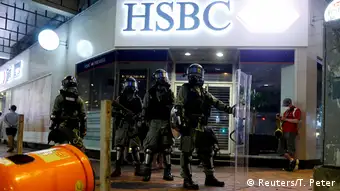 Hongkong Polizisten vor einer Bank