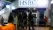 Hongkong Polizisten vor einer Bank Hongkong Polizisten vor einer Bank