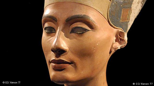 Nefertiti fue la principal esposa del faraón Akenatón (Amenhotep IV) y vivió en el siglo XIV a.C. Se hizo famosa gracias al busto realizado en piedra caliza y yeso que se expone en el Museo Egipcio del ala norte del Neues Museum de Berlín.