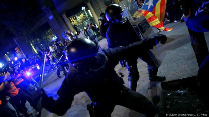 Spain Violence Erupts After Peaceful Catalan Independence Rally News Dw 26 10 2019