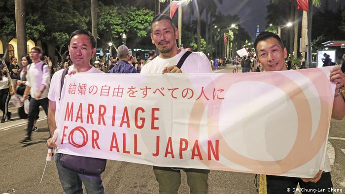 亞洲唯一通過同婚的只有台灣。圖為日本LGBT團體2019年在台灣參加亞洲最大同志遊行的畫面。