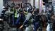 Polisi anti-huru hara mengepung reporter saat aksi demonstrasi pro-demokrasi di Hong Kong, Oktober 2019. Polisi anti-huru hara mengepung reporter saat aksi demonstrasi pro-demokrasi di Hong Kong, Oktober 2019.