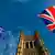 Torre de Vitória, no Palácio de Westminster, entre as bandeiras da União Europeia e do Reino Unido