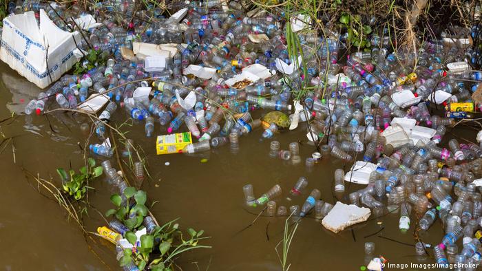 Пластикове сміття у річці
