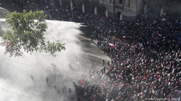 Chile, Santiago: Brände und Proteste