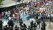 Manifestantes em confronto com a polícia boliviana em Cochabamba Manifestantes em confronto com a polícia boliviana em Cochabamba