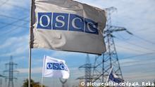 09.10.2019, Ukraine: LUGANSK REGION, UKRAINE - OCTOBER 9, 2019: An OSCE flag near the town of Zolotoye. Alexander Reka/TASS Foto: Alexander Reka/TASS/dpa |