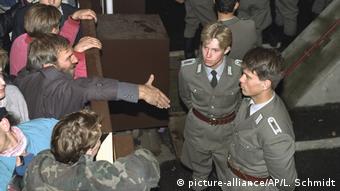 Ανατολικογερμανοί συνοριοφύλακες αρνούνται τη χειραψία σε Βερολινέζο.