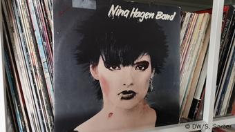 Plattencover Nina Hagen Band vor Platten-Regal