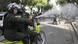 Policías lanzan gas pimienta contra manifestantes este martes en La Paz. Policías lanzan gas pimienta contra manifestantes este martes en La Paz.