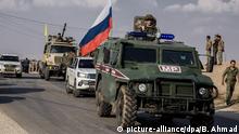 dpatopbilder - 27.10.2019, Syrien, Amuda: Soldaten der russischen Militärpolizei und der Kurdenmiliz YPG fahren in Militärfahrzeugen eine Straße entlang. Die bewaffnete Kurdenmiliz YPG ist nach Angaben des russischen Verteidigungsministers Schoigu aus Nordsyrien vorzeitig abgezogen. Nun hätten dort syrische Grenztruppen und die russische Militärpolizei die Kontrolle übernommen, sagte Schoigu. Foto: Baderkhan Ahmad/AP/dpa +++ dpa-Bildfunk +++ |