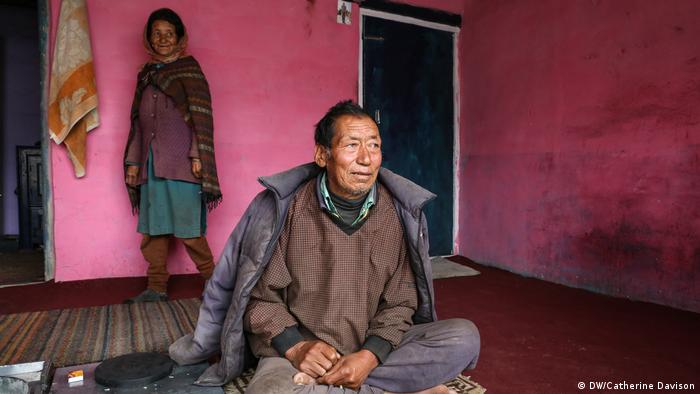 Ein älterer Mann und eine ältere Frau im indischen Dorf Pangmo am Himalaya