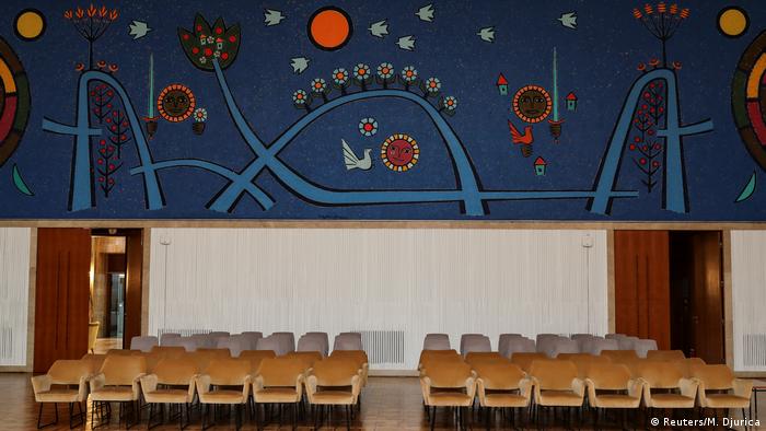Saal mit Stühlen und Mosaik in einem Saal des Palasts von Serbien (Reuters/M. Djurica)