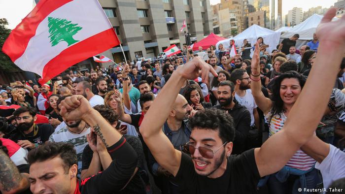Митингующие после информации об отставке премьера Харири