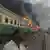 Pakistan Zugunglück - Feuer in einem Passagierzug